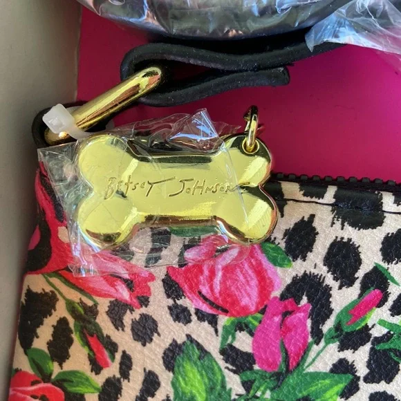 New! Betsey Johnson The Pet Set 3 Pieces: Crossbody Bag + Dog Collar + Waste Bag - Picture 8 of 11